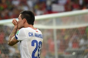 Um exame na manhã desta quinta-feira no jogador do Chile e do Inter, Charles Aránguiz, apontou uma lesão no joelho de grau 1. O meio campo fará tratamento e é dúvida contra a Holanda, dia 23, no jogo que define o primeiro lugar do Grupo B e um possível adversário do Brasil nas oitavas de final — se a Seleção conquistar a vaga diante de Camarões, claro.  Aránguiz deu assistência para o gol de Vargas e marcou o seu na vitória de 2 a 0 do Chile sobre a Espanha. O volante do Inter saiu de campo no segundo tempo, depois de receber uma pancada no pé direito, em dividida com o espanhol Koke. Ele ainda tentou voltar a campo, mas não resistiu por muito tempo e foi substituído.  Leia todas as notícias sobre Copa 2014  Confira a tabela completa do Mundial  Charles Mariano Aranguiz Sandoval é oficialmente jogador do Inter desde terça-feira. Seu nome apareceu no Boletim Informativo Diário da CBF como atleta do Internacional em definitivo.