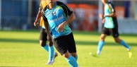 Kleber faz gol, dá assistência e ganha aplausos em treino do Grêmio..