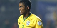 Douglas Costa é cortado da Seleção por lesão Kaká é convocado