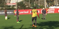 Com dúvida na lateral direita, Roth comanda treino movimentado