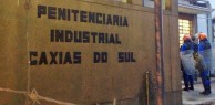 Agentes recolhem material para fabricação de cerveja artesanal no presídio de Caxias